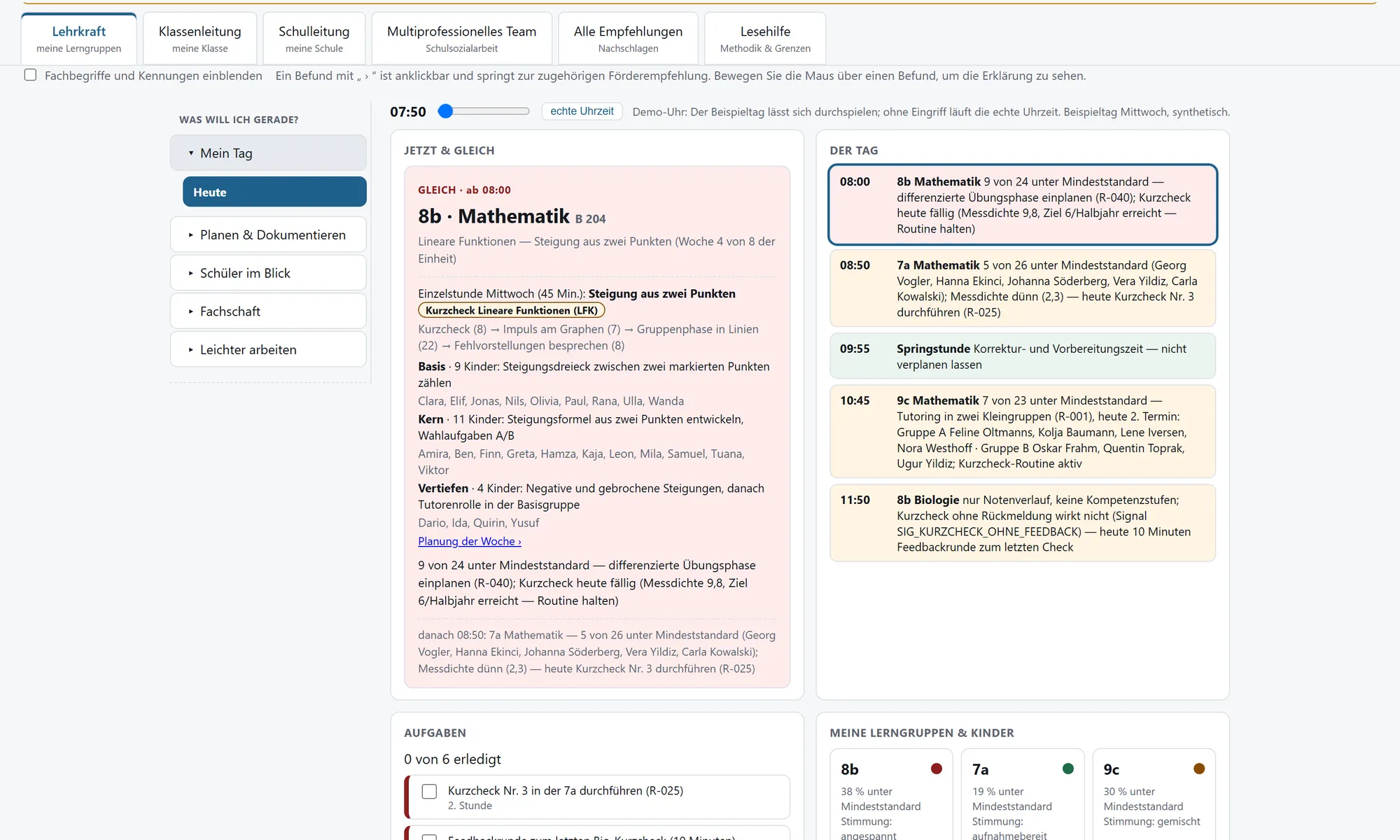 Bildschirmansicht von EduSim Schule, Cockpit der Lehrkraft um 7:50 Uhr (Beispieldaten): die nächste Stunde Mathematik in der 8b mit drei Lerngruppen und dem Kurzcheck, daneben der Tag mit allen Stunden.